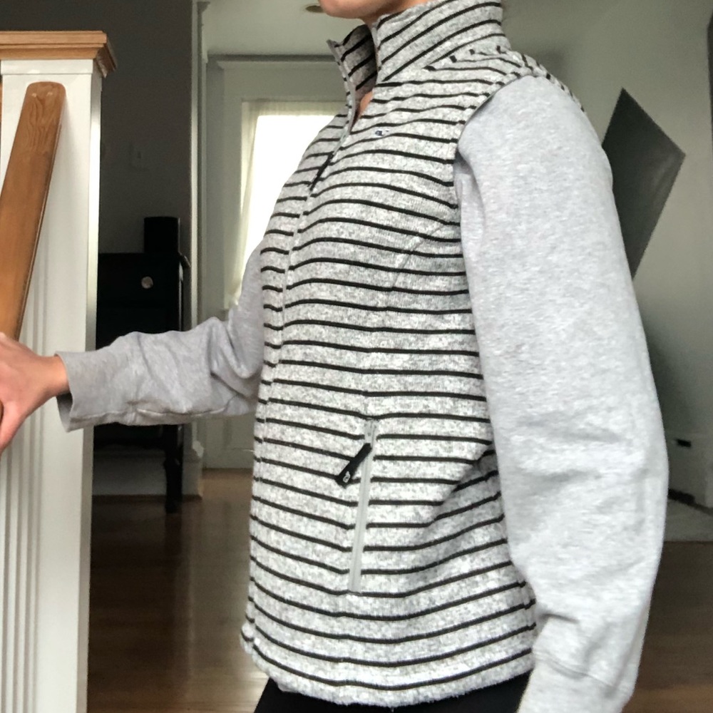 Vineyard Vines Women’s Fleece Vest - Picture 3 of 4